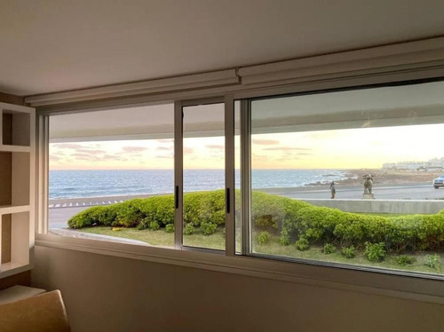 Imagen 13 de 16 de Espectacular Apartamento De 4 Dormitorios En Edificio Frente Al Mar A La Venta