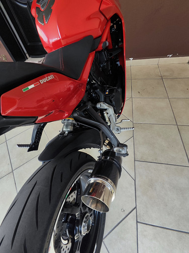 Ducati Supersport, Escape Deportivo, Colin De Asiento