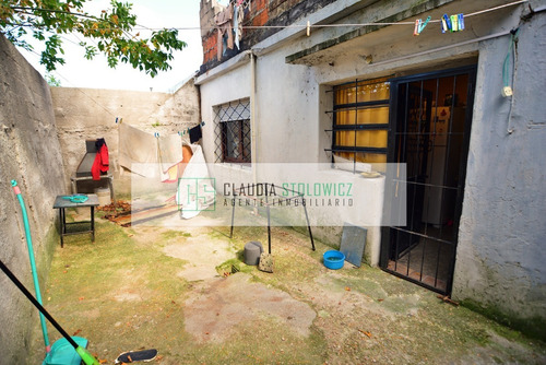 Casa En Venta En La Unión 2 Dormitorios Con Patio Al Frente Y Fondo Con Cochera Propiedad Horizontal