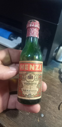 Botellita Antigua Miniatura Vermouth Henzi 40cm3 (Usado)