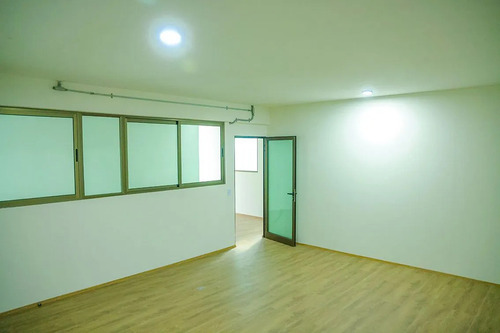 Edificio De Oficinas En Vía Principal Con Vista Panorámica
