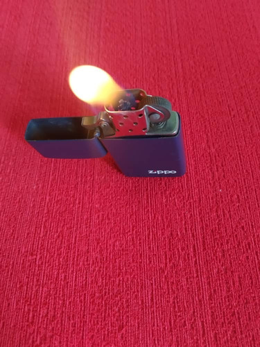 Imagen 2 de 4 de Encendedor Zippo Slim Azul Mate Con Logo De La Marca
