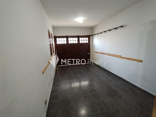Casa En Venta 4 Ambientes Con Cochera Y Jardin En Bernal Centro