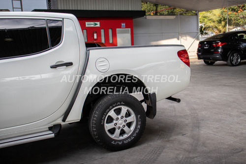 Mitsubishi L200 2.4 Cabina Doble 4x2 Mt