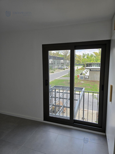 Townhouse En Venta De 3 Ambientes Con Galeria Y Jardin Privado En Oliden Joven