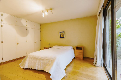 Casa En Venta De 5 Dorm. En Las Condes