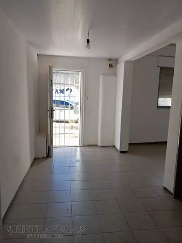 Casa En Venta 2 Dormitorios, 1 Baño Y Patio- Pérez Castellanos