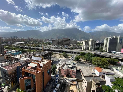 ¡oportunidad De Oro Para Invertir En Este Excelente Local Comercial Adecuado Con Un Rooftop Que Da Una Espectacular Vista De Caracas! - Las Mercedes - Luis Gomez - Mls #24-12245