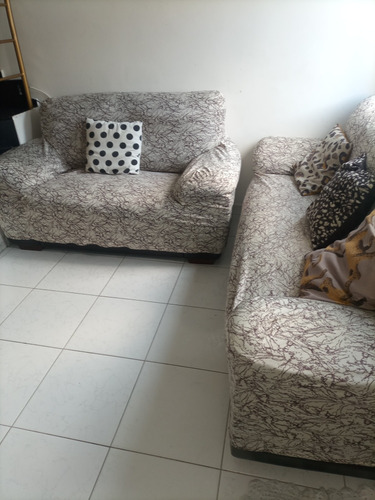 Casa Com 2 Sala 4 Quarto 1 Cozinha 4 Banheiro,1 Quintal.
