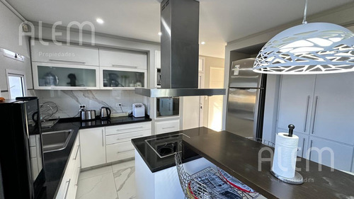 Casa En Venta En Malibu Canning