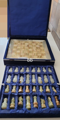 Ajedrez En Piedra Con Su Caja Aterciopelada. Nuevo