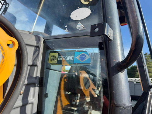 Retroescavadeira Jcb 4x4 2011