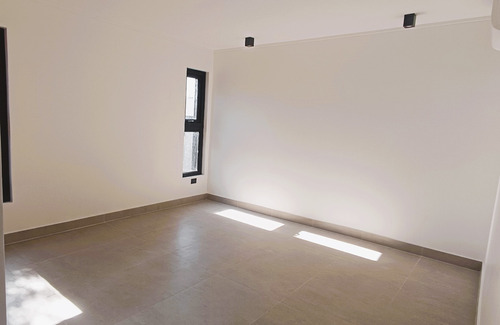 Moderna Casa Latadía. Remodelada 3 Dorm. + 2 Bañ. + 2 Estac.