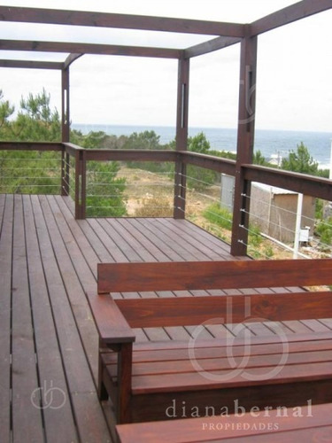 Imagen 26 de 30 de En Punta Del Este En La Zona Exclusiva De Punta De Piedra, Chalet De 5 Dormitorios Y Dependencia Con Piscina Climatizada.- Ref: 4041