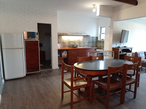 Casa Esquina, Para 8 Personas, A Una Cuadra De La Playa.