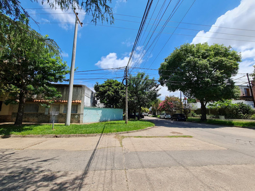 Casa Con Gran Patio Y Cochera En O. Principe Y Tacuari, A Una Cuadra De Av. Gral. Paz