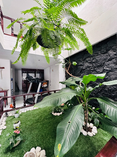 Amplia Casa Con Jardín
