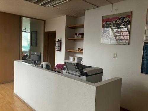 Edificio De Oficinas De Tres Niveles, Con Excelente Ubicación