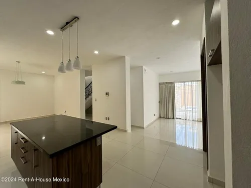 Renta - Vista Real. Casa, Cuarto De Servicio, 4 Recámaras, Alberca, Área De Tv