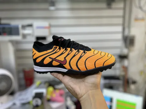 Tenis nike negro con naranja sale