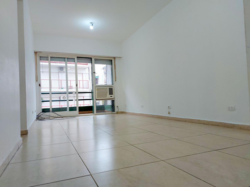 B. Norte: Alquilo: 2 Amb. Frente Con Balcon Corrido. Cochera Movible. Cocina Y Baño Completos.-