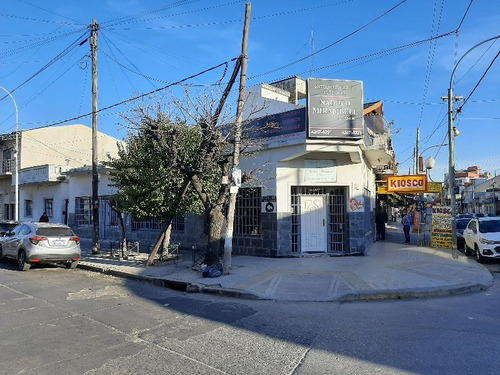 Amplio Local En Esquina.
