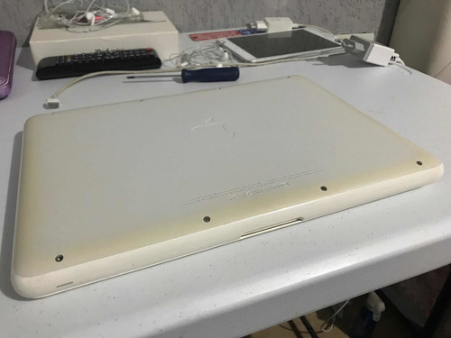 Imagem 3 de 10 de Macbook White A1342 3gb Ram Funciona Com Limitações