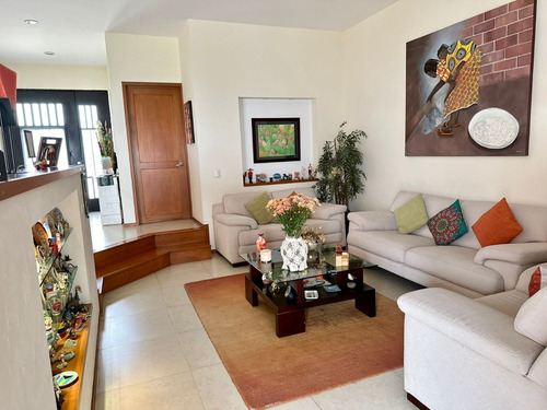 Oportunidad De Inversión - Casa Moderna Con Acabados De Primera En Previlegiada Ubicación En León!!