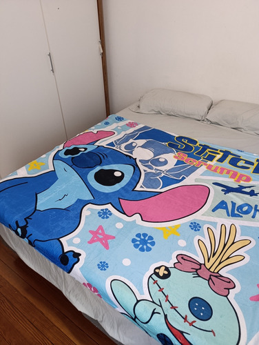 Colcha Manta Polar Soft Animada 1,50 X 1,60 Celeste Stich Y Muñeco