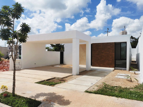 Casa En Venta En Fiora Residencial Cholul, Merida, Yuc. Rcv371