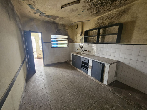 Casa + Depto En Terreno De 400 Metros. A Refaccionar