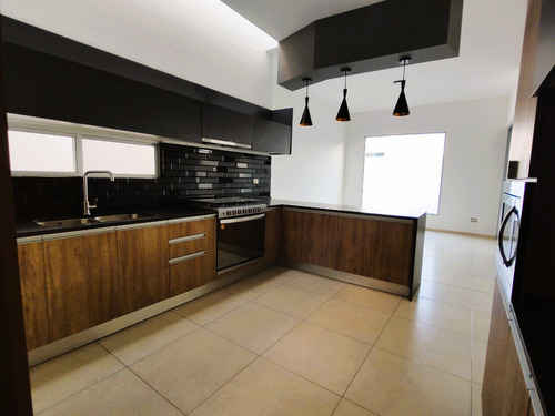 Casa En Venta En Lomas De Juriquilla, Cerca De La Uvm