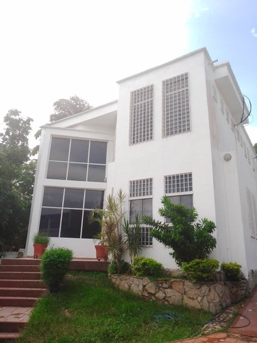 Imagen 11 de 21 de Rivero Bienes Raíces Vende Amplia Propiedad En La Urb El Piñal / 04124959888