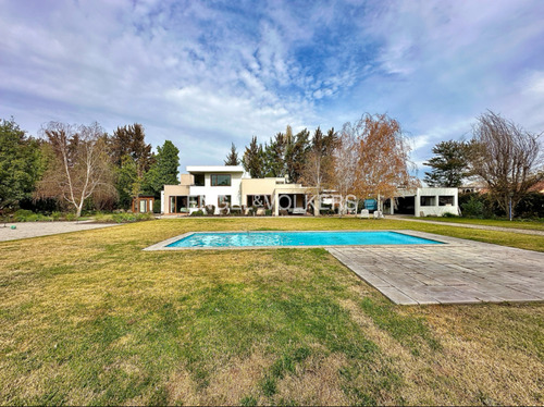 Casa En Parcela Con Gran Jardín No Perimetral
