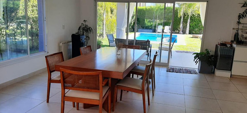 Venta. Casa Moderna Lote Interno, 4 Amb. Jardín Y Pileta. San Agustín. Villanueva.