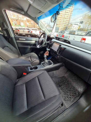 Imagen 11 de 15 de Toyota Hilux Sr 4x2 2021