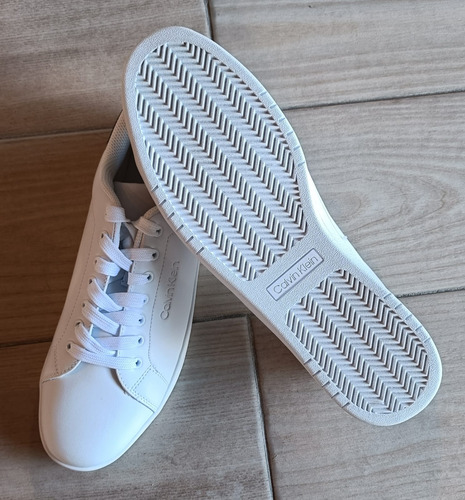 Tenis Calvin Klein Mod. Cmleto-r Talla 28.5 Color Blanco Detalle En Talon Color Negro