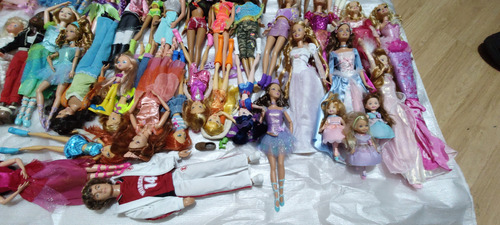 Coleção 40 Barbies + 11 Bratz + 04 Moranguinhos + 07 Winks + (Usado)