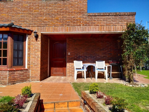 ¡hermosa Casa De 3 Dorm Con Amplio Jardín Y Barbacoa!