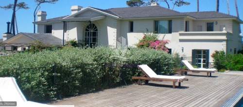 Vendo Mansión En Punta Del Este, Zona Mansa Frente Al Mar.- Ref: 28962