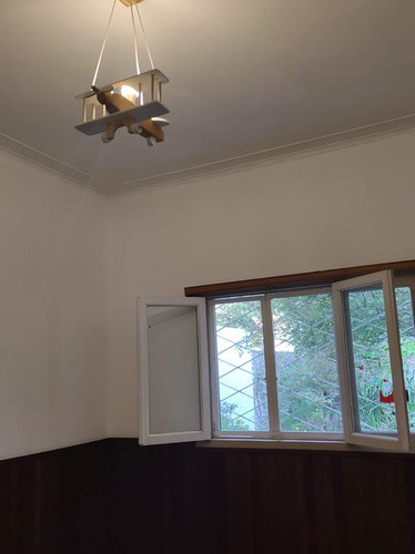 Chalet En Zona Residencial 4 Ambientes. 2 Dormitorios Y Escritorio. Jardín Cochera- La Lucila