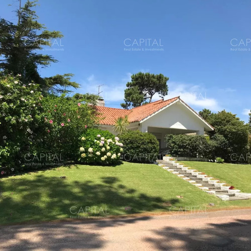 Casa En Cantegril Punta Del Este + Venta