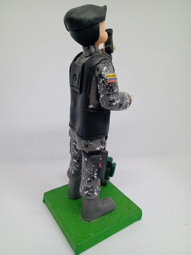 Imagen 3 de 5 de Figura De Coleccion Soldado Ejército De Colombia Artesanal