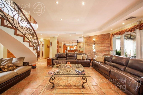 Espectacular Casa Con Piscina En Beverly Hills -punta Del Este