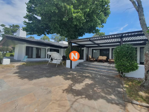Residencia En Venta A Metros Del Mar En Solanas