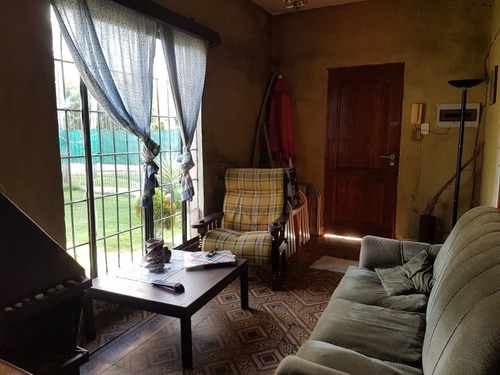 Casa Con Amplio Patio Y Jardin!