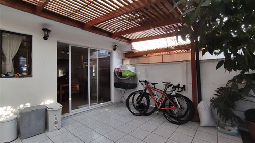 2 Pisos, Pareada Por Ambos Lados. 3 Dorm. En La Reina