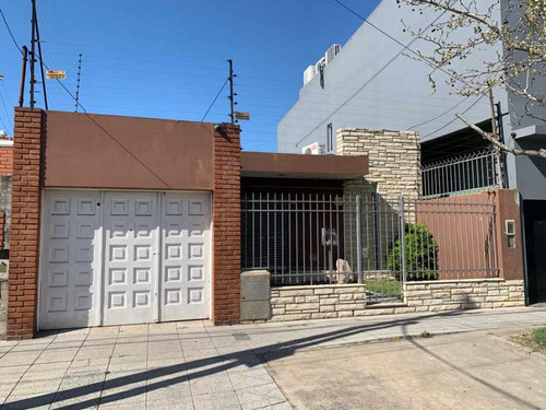 Chalet En Venta En Bernal Oeste