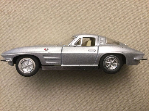 Corvette Stingray 1963 Escala 1/38 Kinsmart