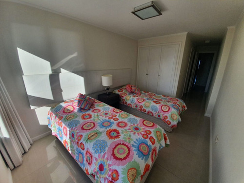 Apartamento En Venta De 3 Dormitorios En Playa Brava